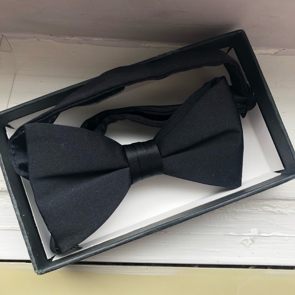 Clip-on bow tie